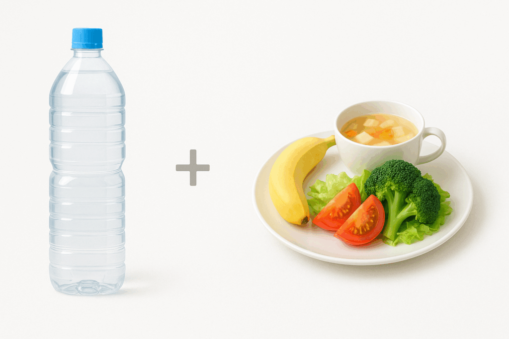 ペットボトルの水と、野菜・果物・スープを盛り付けた健康的な食事プレートが並んだ構図。水分摂取と食事のバランスを表現。