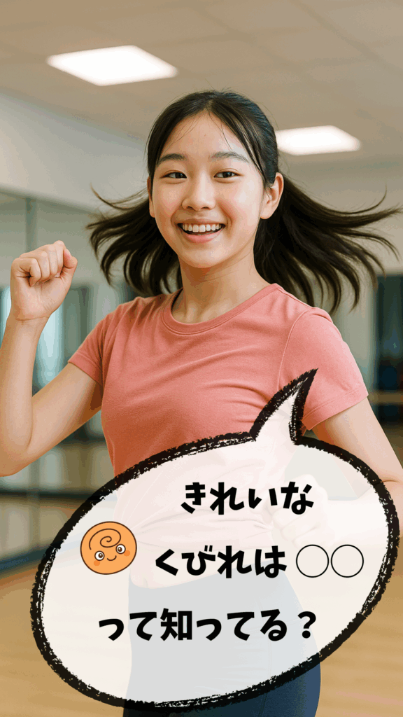 笑顔で運動する女性。ピンクのTシャツを着て室内でポーズをとっている。
